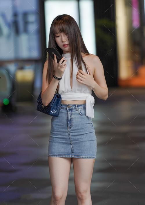 白色围颈露肩背心搭牛仔短裙，潮流个性，元气满满