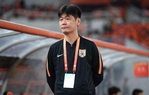 |凌晨1点!李霄鹏做出争议决定:国足集训沦为笑话,球迷吐槽声一片