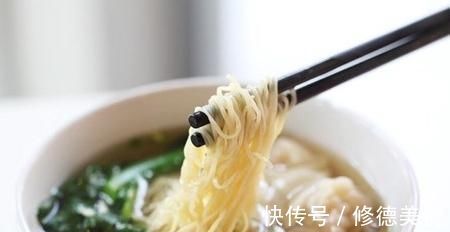 焯水|煮面条时，到底要不要“焯水”？很多人都做错了，难怪面条不好吃