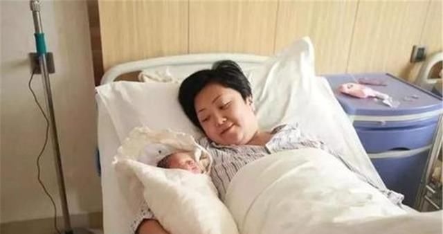 顺产|堪称最“霸气”产妇,顺产完走回病房似“将军”,网友值得骄傲