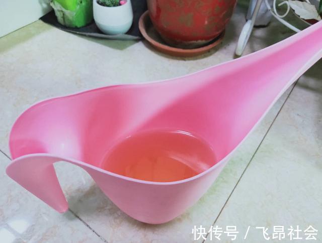 养花盆土干硬,一种营养水浇进去,10分钟变松散,好用