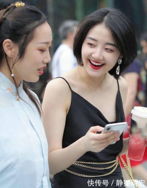 气质|白衬衫搭配打底裤,衬托得姑娘的气质更加独特,看起来非常显瘦