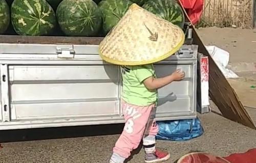 男孩|3岁男孩街边卖瓜,路人假装砍价,孩子的反应让网友笑喷:太萌了