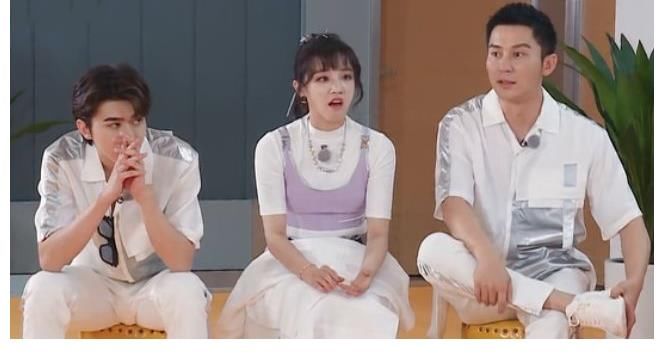 b《奔跑吧》宋雨琦和baby穿同款裙子，兩人坐姿形成鮮明對比，誰是女漢子再明顯不過