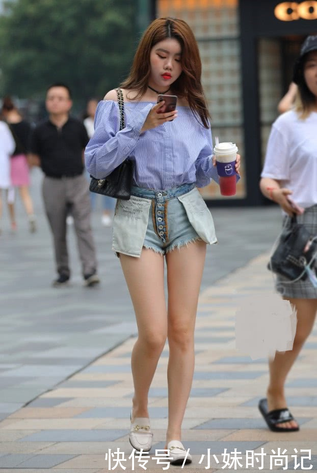 反着|街拍美女:小姐姐解锁牛仔热裤新穿法,出街回头率百分百