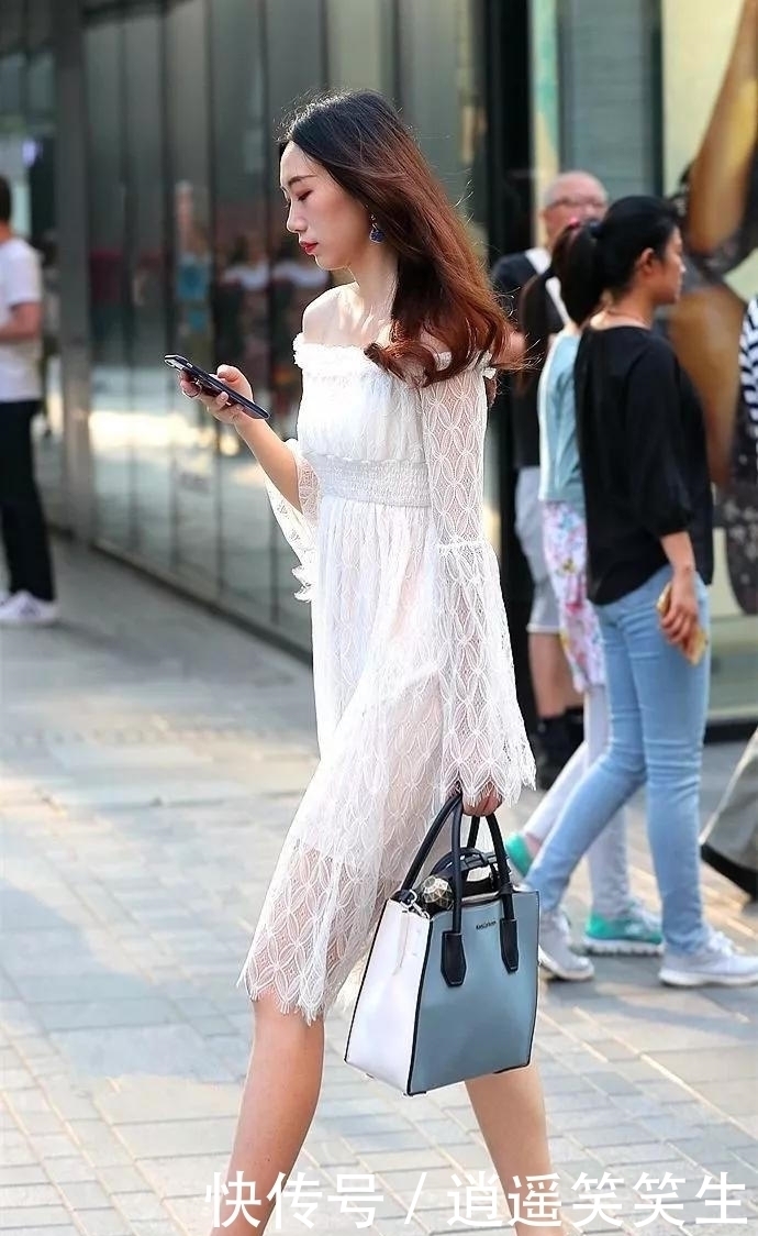 连衣裙|美女脚上穿上一双红白格纹的粗跟鞋,典雅高贵又浪漫十足