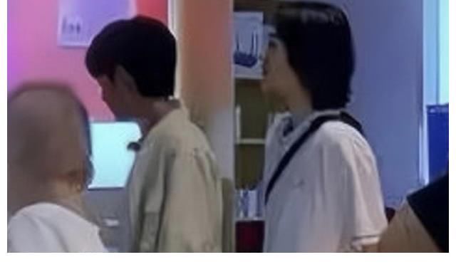 采購|丁真與周也采購后，又被拍到與姚安娜逛超市，兩人體型差以為看錯