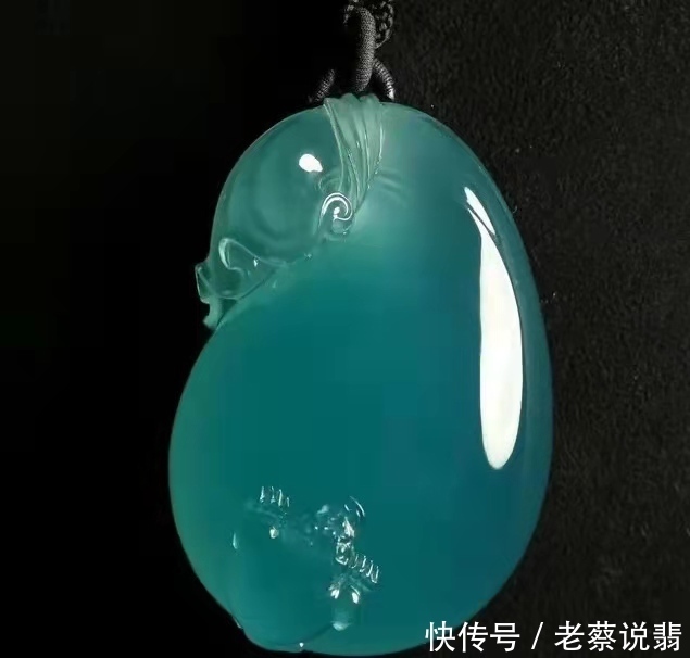 翡翠的高级感,可能就藏在“琢”与“不琢”里?