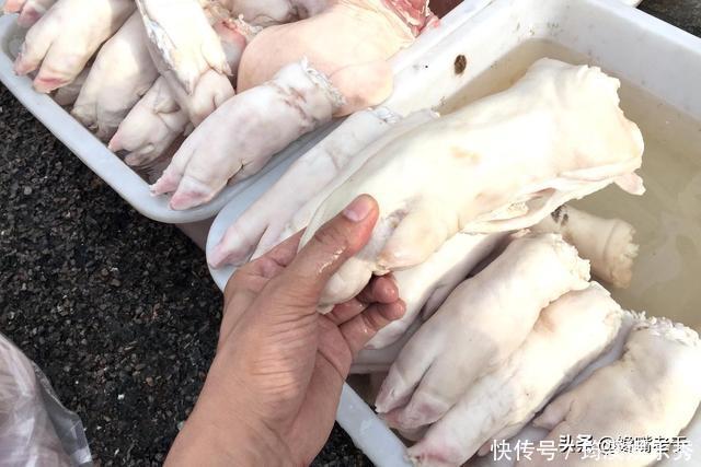 买鲜猪蹄时,建议试试这3个办法,买到的猪蹄新鲜,品质还很好