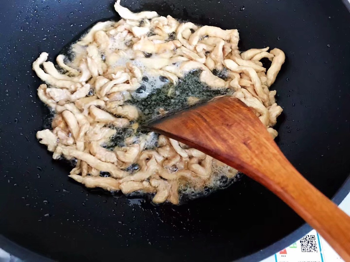 家常小炒胡萝卜木耳炒鸡丝,10分钟就做好,简单快手,鲜美可口