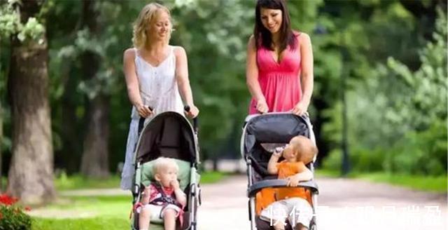 想笑|宝妈带宝宝出门没拿伞,路上突然下雨,急中生智的做法让人想笑