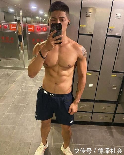 胸肌|痞帅纹身男的肌肉真扎实,胸肌、腹肌、臂肌好精壮,人鱼线很性感