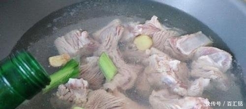 无论炖啥肉,千万不要直接焯水,必须多加这步,否则炖肉很难吃