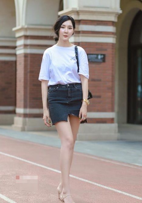 街拍:小姐姐很漂亮,白衬衣搭配黑短裤,秀出完美身材