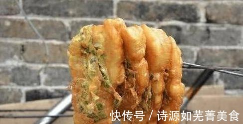 油条|大爷卖“奇葩油条”5元一根,路人嫌弃又贵又奇怪,老顾客论斤买!