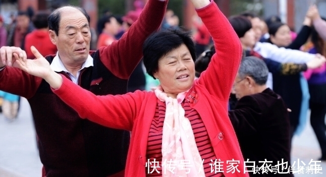 大爷|跳了一年交谊舞，68岁大爷哭诉：退休金一万都不够，天天吃泡面