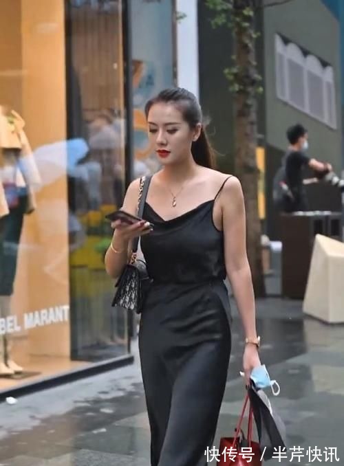 穿搭 别致的真丝短裙,小吊带看起来,就像是挂上去的!!