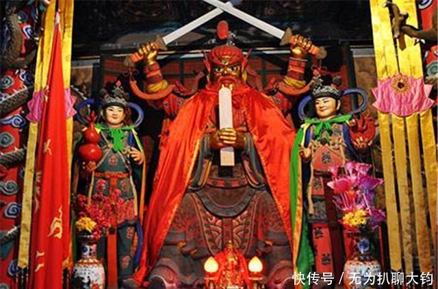 抓起|为消灭蝗灾,皇帝抓起一只蝗虫往嘴里塞:你们吃庄稼,不如吃我