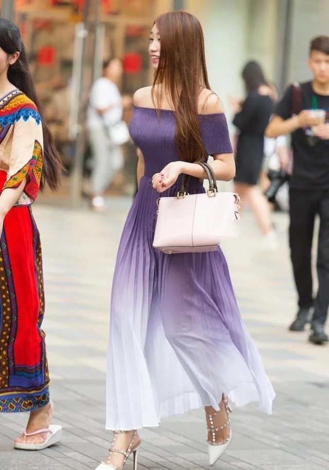 街拍:小姐姐的穿搭时尚,成熟稳重,很有魅力