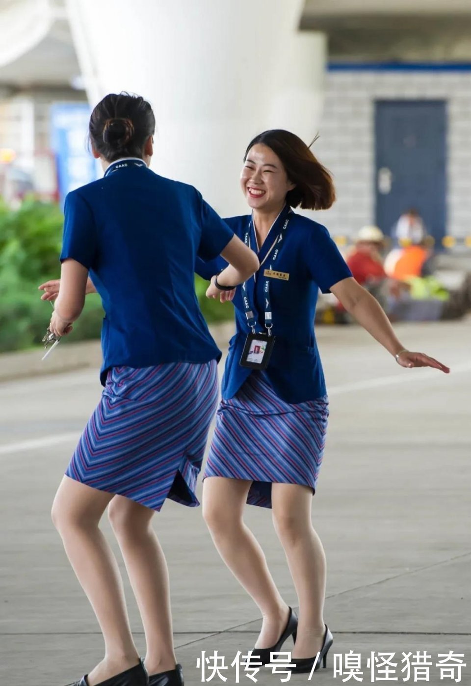 连衣裙两个美少妇,这是你俩嬉闹的地方吗