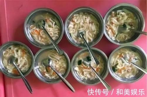 伙食费|交着幼儿园天价伙食费,孩子却吃着汤泡饭,宝妈:钱都花哪去了?