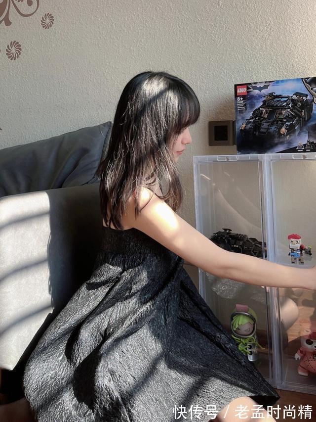 女人|黑色连衣裙美女,温柔贤淑,女人安静的时候有一种美感,好漂亮