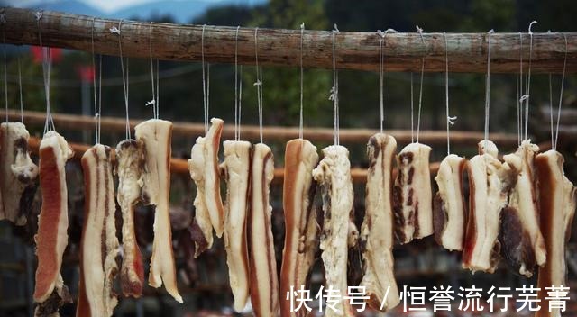 洗腊肉最忌讳只用水洗!教你一个妙招,洗得干净,腊肉更好吃!