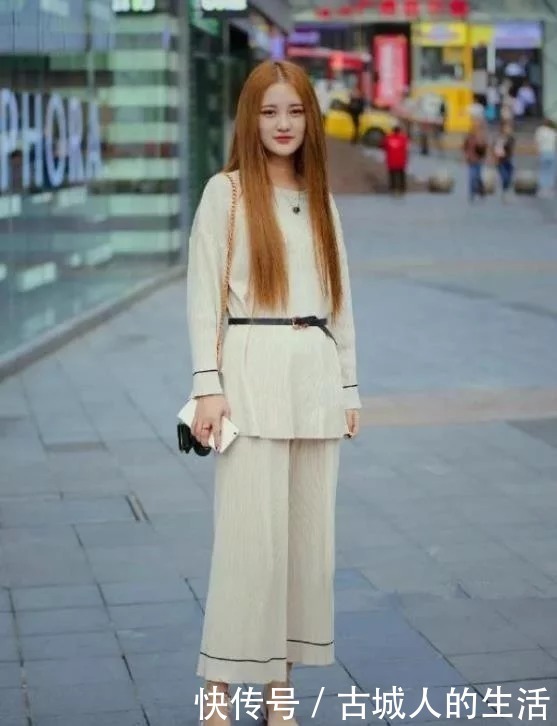 牛仔热裤|街拍:长发披肩的小姐姐,条纹上衣配牛仔热裤,青春活力气息