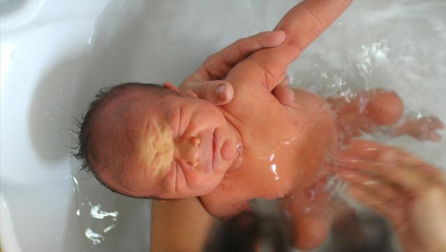 润肤|天冷降温,这份新生儿洗澡攻略,家长收藏,这样洗不会错也不受凉