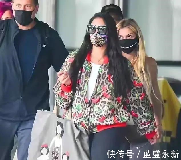 科比|有谁关注科比妻子瓦妮莎手腕里挎着的包!