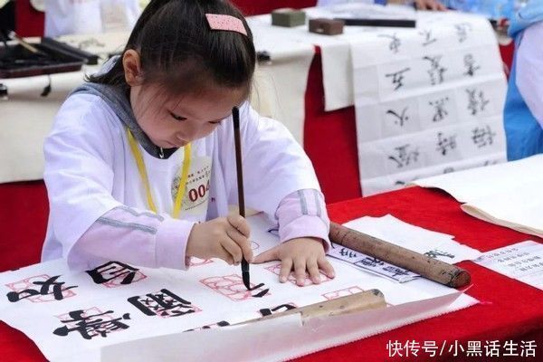 校长!14岁女孩为学校题写校名,字迹行云流水,校长都赞叹不已