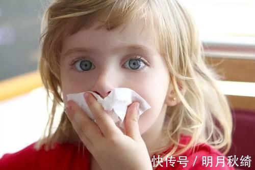干燥|孩子流鼻血怎么办?多数家长第一步就错,捏住这里比仰头更止血