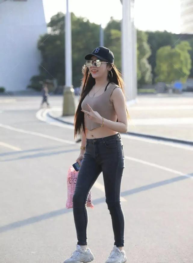 低腰裤|为何偏爱“低腰裤”？年轻女孩有话说，时髦洋气又显线条美！