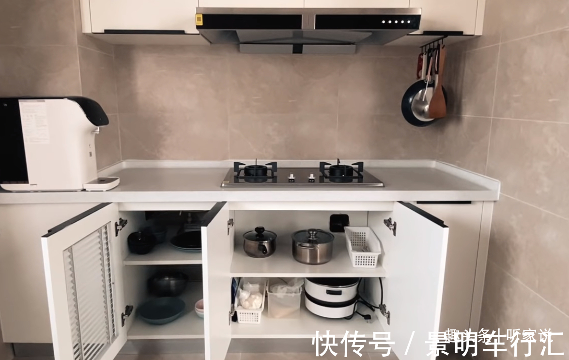 厨房|母女二人住进空无一物的家里,坚持每日收拾,极简主义生活太干净