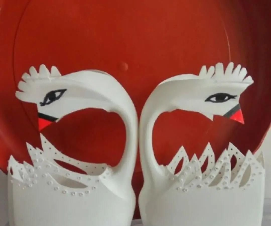 塑料瓶|旧筷子、老干妈瓶别扔,拿来养花效果好,省下一笔养花钱