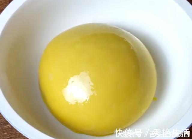 1斤面粉加4个鸡蛋,你最想不到的做法,比馒头简单,比馅饼好吃