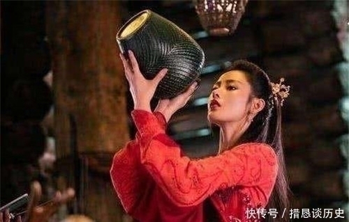 冯永谦!古墓挖出千年老酒,专家开盖抿了一口,同事问味道,他淡定回5字