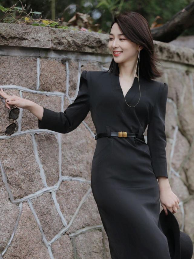 连衣裙|优雅女人早秋都穿“连衣裙”,为你分享时髦的搭配经验,温婉知性