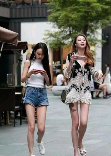 街拍：小姐姐笑容甜美，牛仔短裤外加层白纱，尽显优雅的女神范儿