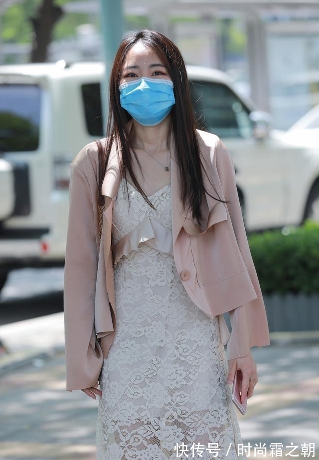 西装 西装+连衣裙，适合职业女性的气质搭配，干练利落又优雅