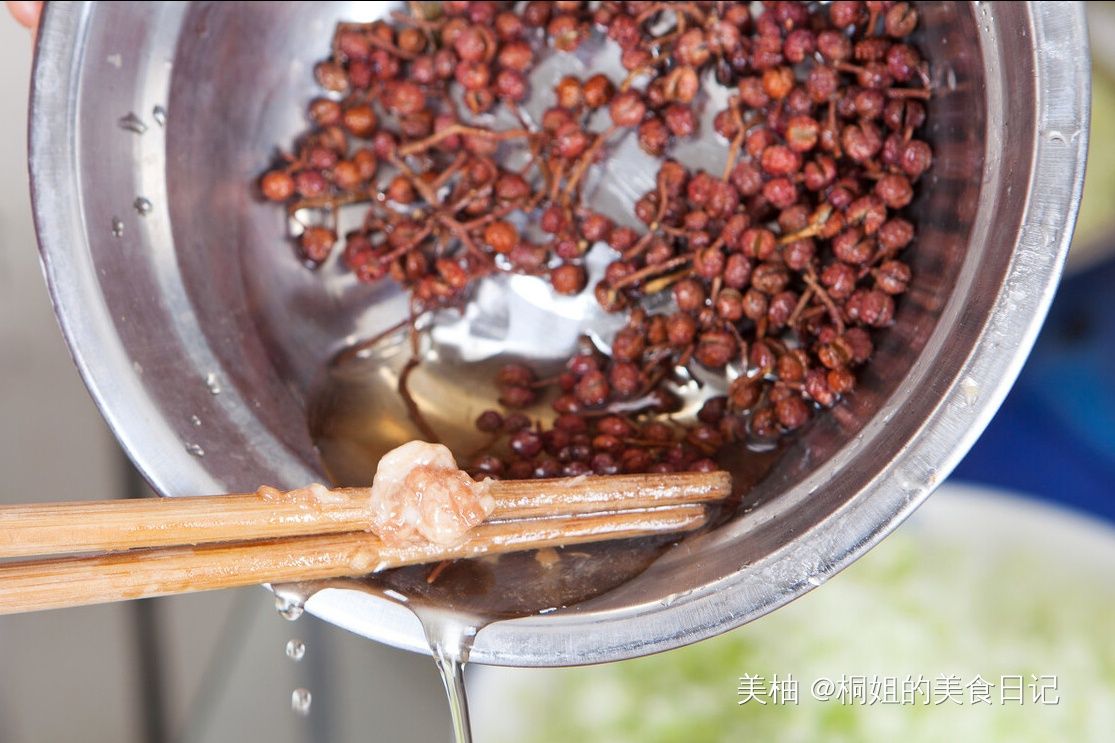 调肉馅时，先打水还是先放油？分享正确做法，肉馅鲜嫩又多汁