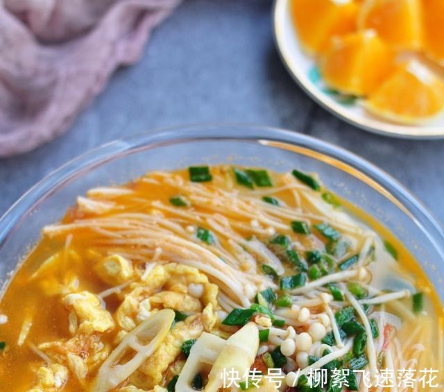 一碗好吃的番茄鲜笋汤面,做法是如此的简单,口味却鲜美!