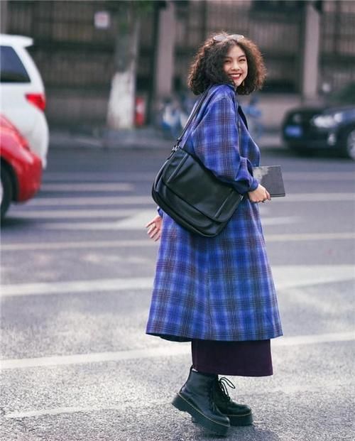 会穿懂搭的女人，穿大衣都不会配“裸靴”，这4双鞋更加时髦显高