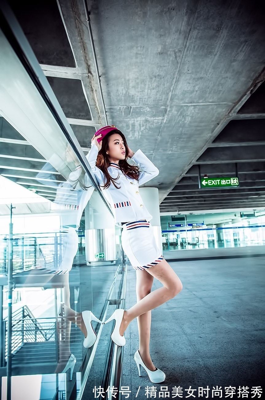 女人味|白色的套装,简约优雅,搭配白色的高跟鞋,职业干练又不失女人味