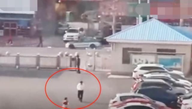 幼儿园|铃声已经响了，有个孩子还没到，老师往窗外看，忍不住笑