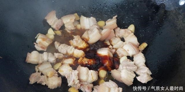  猪肉|焖猪肉的简单做法，这样做的猪肉又好吃又好看，很美味的家常菜