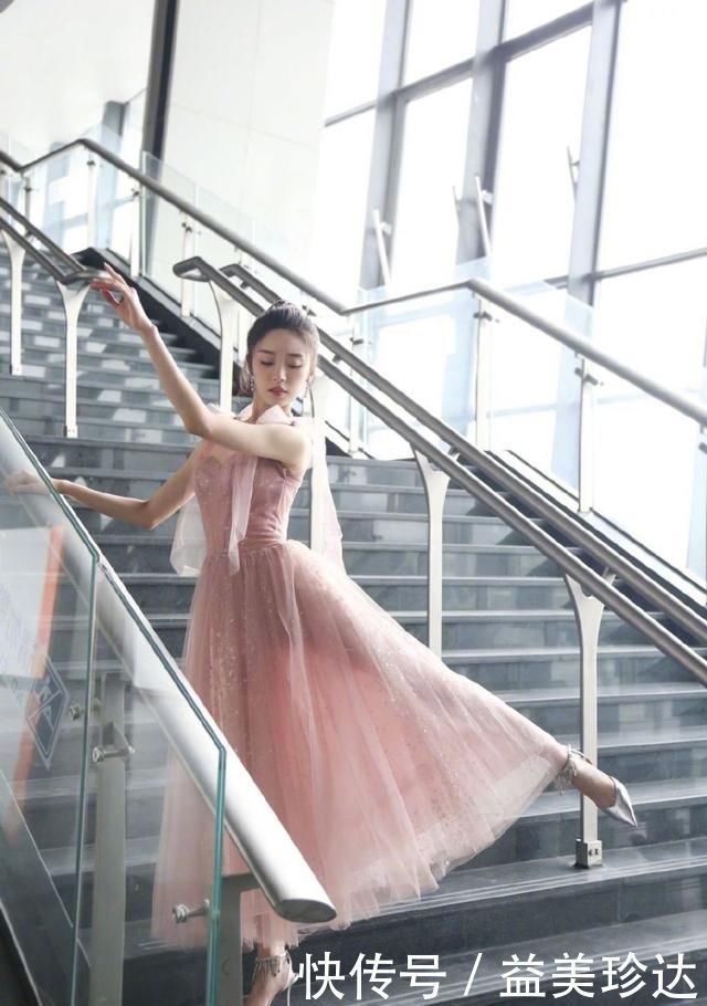 张月演绎芭蕾舞精灵,身穿一袭粉色纱裙优雅动人