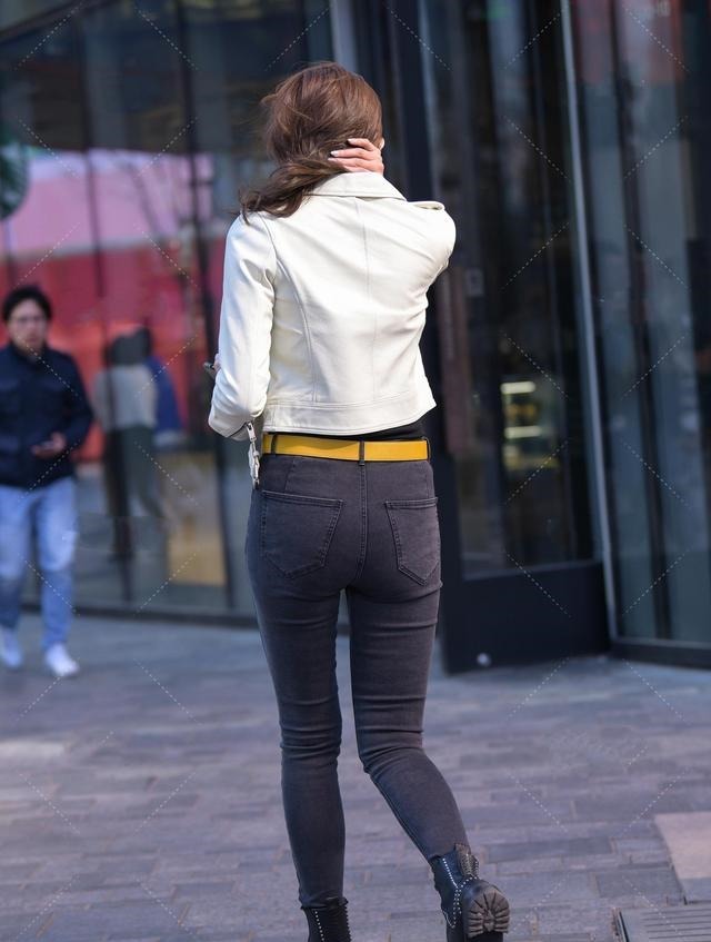 修身牛仔裤 追寻冷酷精致的造型感，选择修身牛仔裤吧！