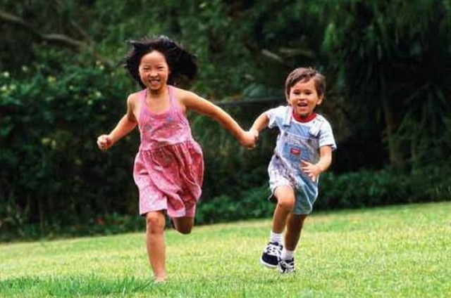 孩子|有一种“耍赖”叫三胞胎兄妹,说好一起长大,妹妹却成大姐大