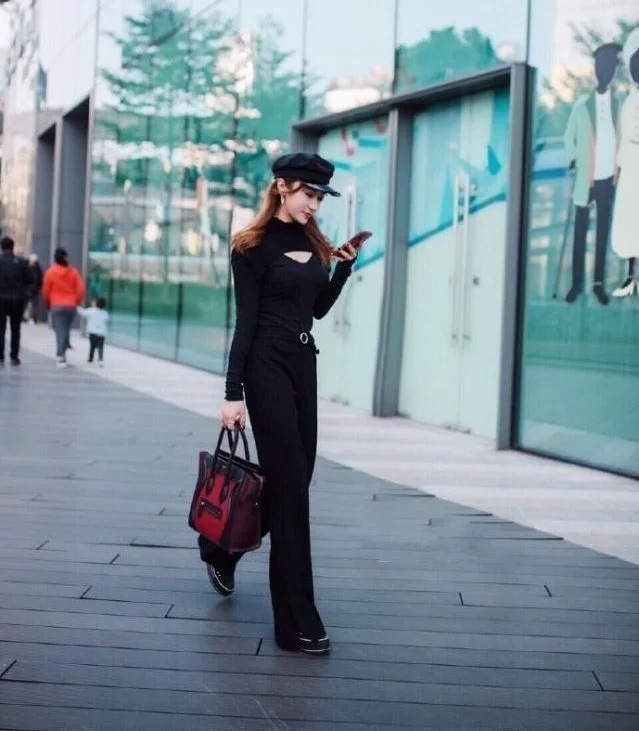 街拍:白色的外套搭配白色半身裙,小美女显得非常的清爽